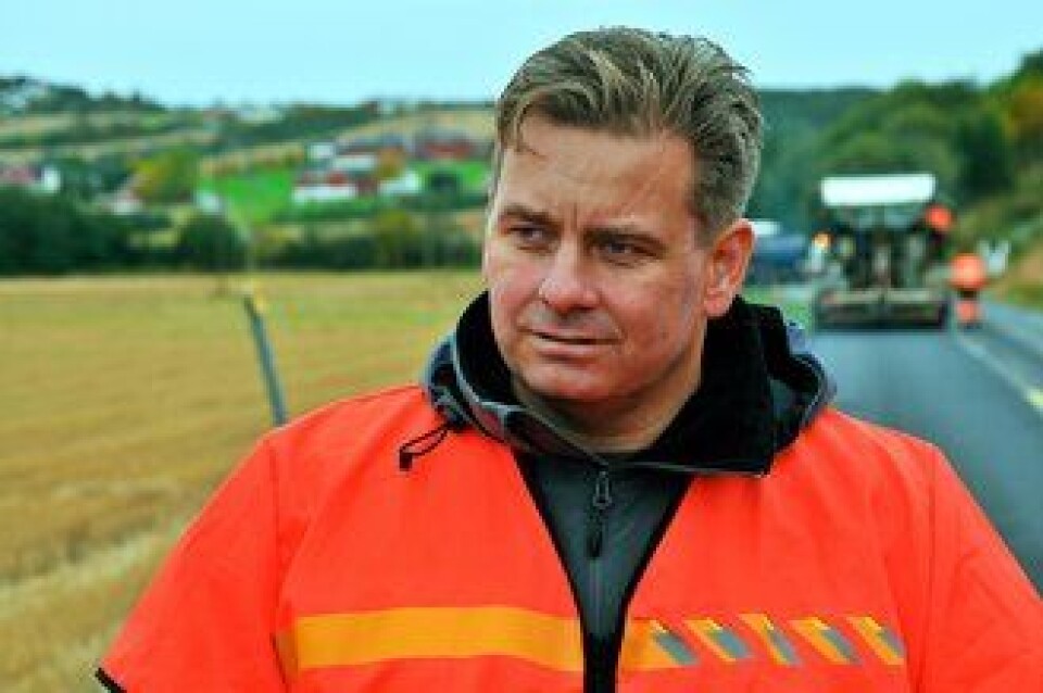 Sjefsingeniør Even K. Sund i Statens vegvesen ber om respekt for skilting og arbeidere ved asfaltarbeider.
