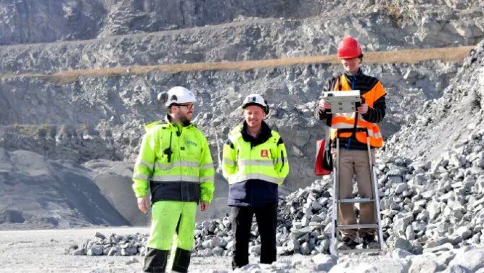 Fra venstre: Geolog i Franzefoss, Oliver Queck, Peter Stølen i NVE og Gregory Bouquet fra Sintef.