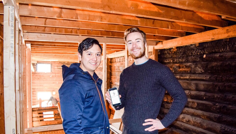 Ole Jørgen Næss (t.v.) og Christopher Krohn vil gjøre det enklere for bedrifter med opp til tre ansatte å holde styr på timeregistrering, prosjektstyring og fakturering med en egen app.