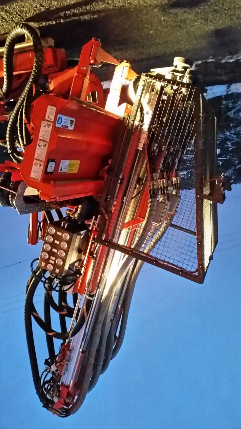 Boreapplikasjonen fra Sandvik som ble levert til Lundhs i Larvik i 2016 hadde det foreskrevne buret (bildet). Dette ble imidlertid fjernet etter at Sandviks verdensnyhet «Non Rotating Rods (NRR)» ble montert.
