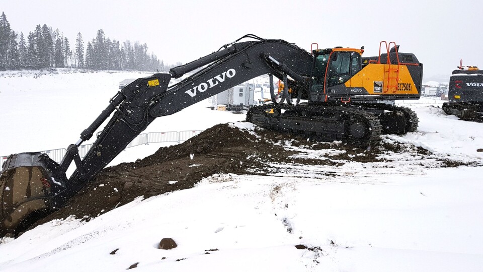 Grav med denne maskinen (EC750EL) i denne haugen. Da AT.no var på pressedag var det snøvær. Denne snøen er smeltet når det er åpen dag 5. og 6. mai.