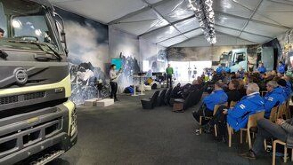 I det største teltet holdes foredrag. På bildet forteller Sasko Cuclev fra Volvo Trucks om siste nytt fra selskapet. I teltet står to delte Volvo-førerhus, en simulator og to Volvo-motorer.