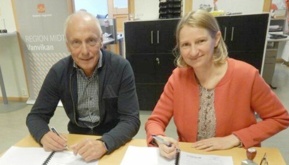 Tore Løkke, daglig leder i Tore Løkke AS, og Hanne Louise Moe, prosjektleder i Statens vegvesen, signerte kontrakten om utbedring av fylkesvei 710 mellom Brekstad og Krinsvatn.