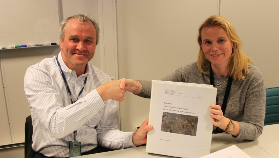Regiondirektør Anders Geirsta i Skanska og prosjektleder Hilde Ulvik i SVV under kontraktssigneringen.