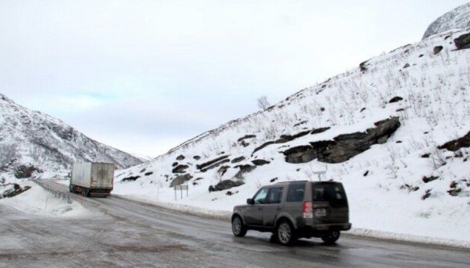 Kjøretøy på vei opp Grøtfjordfjellet får forskjørsrett, mens kjøretøy på vei i motsatt retning får vikeplikt.