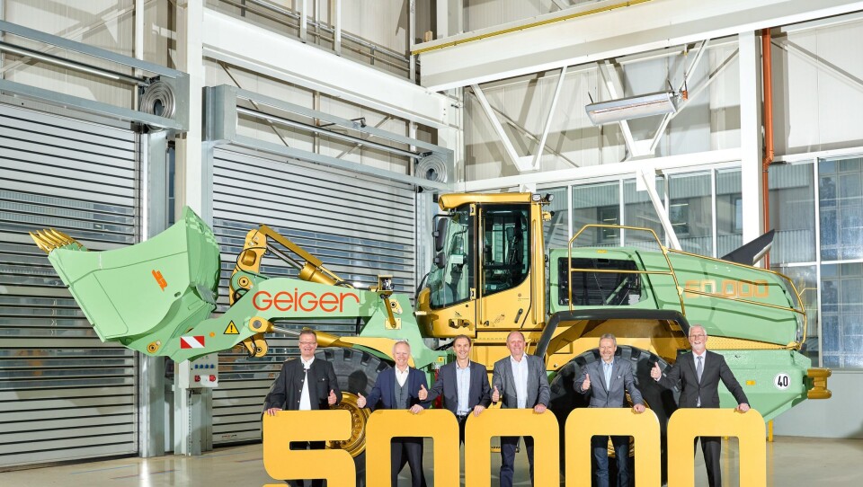 Det var stor stas da jubileumsmaskinen, hjullaster nr. 50.000 fra Liebherr-Werk Bishofshofen, ble overrakt. Maskinen er blitt en virkelig fargeklatt i gull og lysegrønn dekor. Fra v. Liebherrs salgsdirektør Klaus Kühner, produksjonsdirektør Alexander Mair og salgsdirektør Martin Gshwend. Videre fra Geiger partner Pius Geiger og direktør Gernot Beer, sist Liebherrs tekniske direktør Johann Stickler.