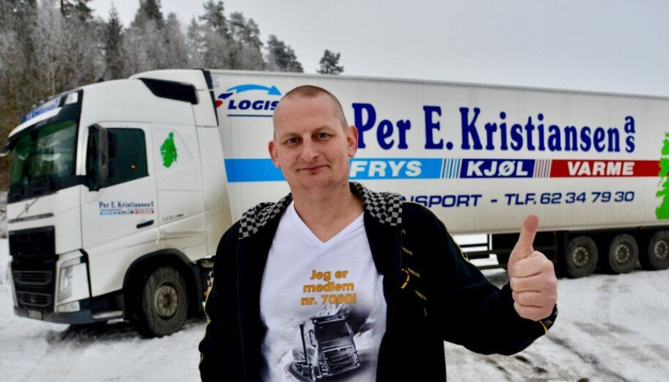 Ingen er vel i tvil om at Simen Tangnes setter pris på medlemskap nr. 7000 i Volvo Norge Sjåførklubb.