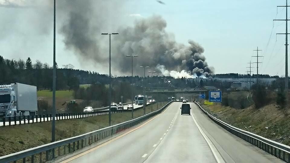 Brannen som ble slukket på fredag er blusset opp igjen. Bilde tatt tirsdag 11. april.