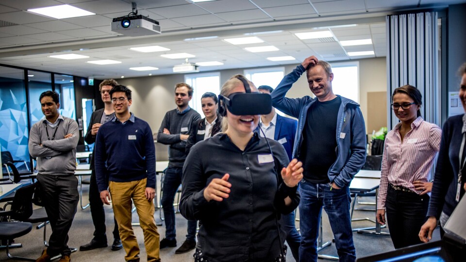 Asta Samuelsen, som var på sitt første Nova-arrangement, beveger seg på Flyplasskrysset i VR.