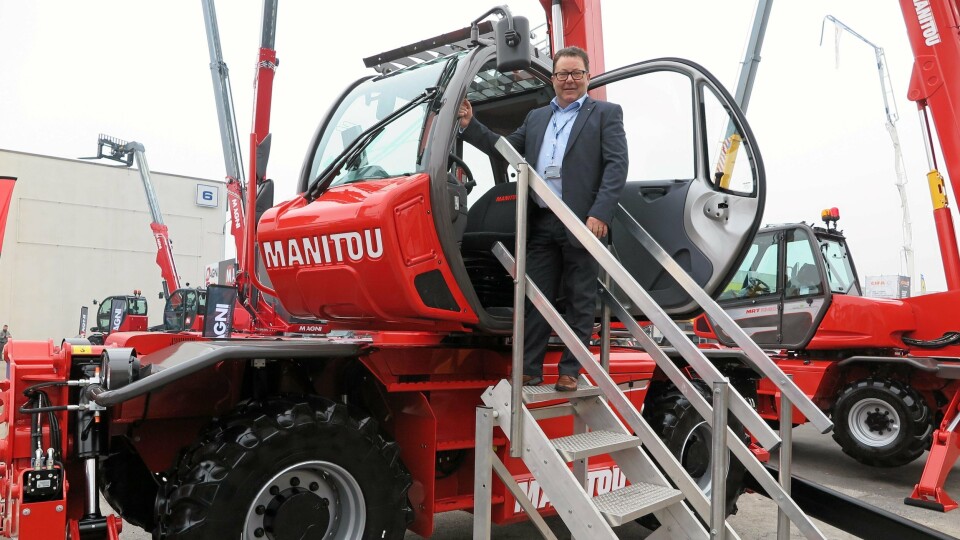 Hesselberg-direktør Kai Paulshus poserte villig på en Manitou-maskin da vi møtte ham på maskinutstillingen Samoter i Italia nylig.