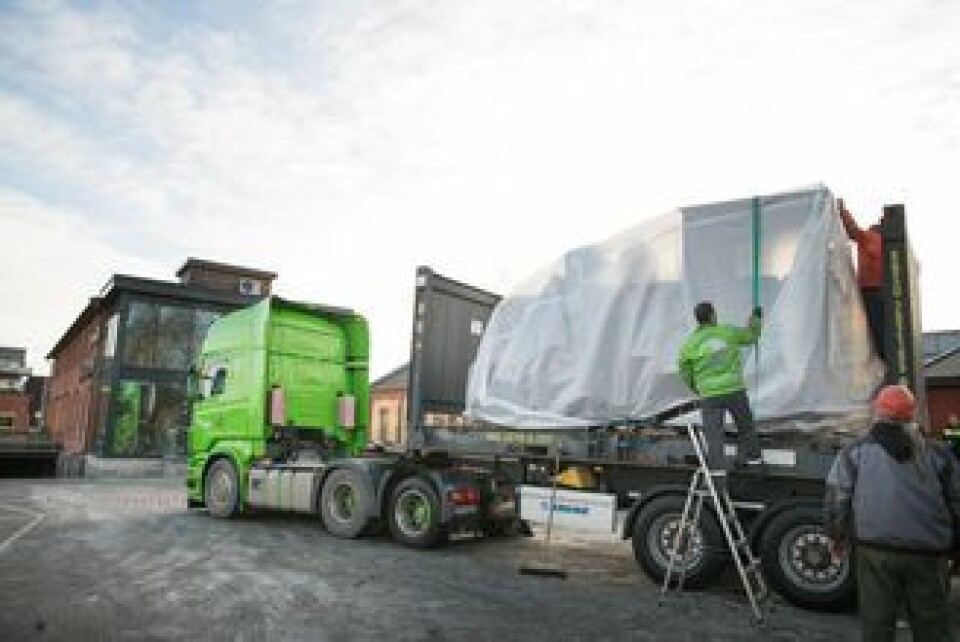 Lokomotivet må sikres nøye før det skal videre på tog, ellers tar ikke Cargonet det med på jernbanen.