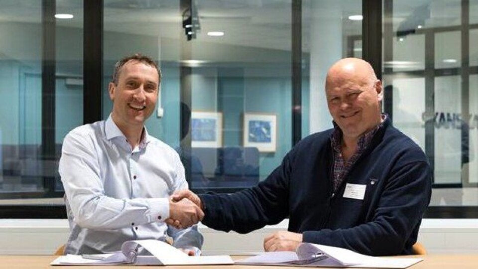 Adm. direktør Ståle Rød i Skanska Norge AS (t.v.) og daglig leder Albert Kristian Hæhre i Hæhre Entreprenør AS signerte avtalen.