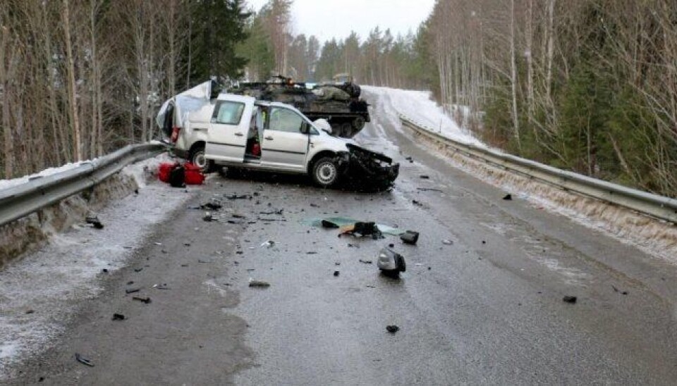 Dødsulykke, møteulykke mellom panservog og varebil, i Snåsa kommune, Nord-Trøndelag.