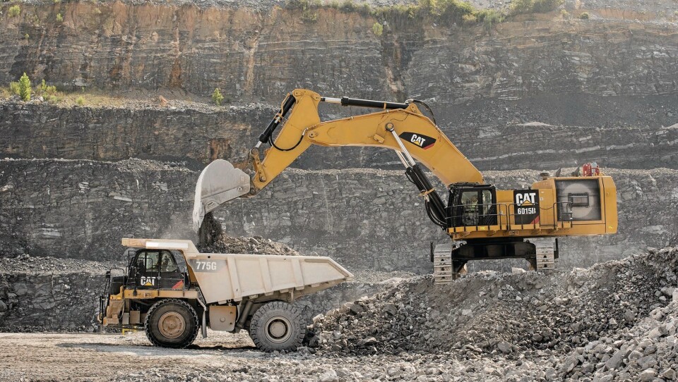 De tre tipptruckene Cat 775 Cat er på plass i Bremanger. Det er også den første Cat-graveren 6015B (145 tonn). Den andre 145-tonneren skal leveres i april 2017.