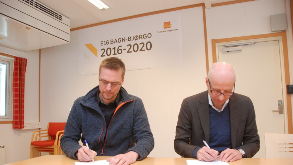 Statens vegvesen og Skanska har undertegnet en forseringsavtale for E16 Bagn-Bjørgo som sikrer åpning av veien i 2019 i stedet for 2020. Prosjektleder Bjarte Næss i Skanska og regionvegsjef Per Morten Lund (t.h.) undertegnet avtalen.