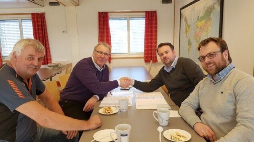 Prosjektleder for Rv 3/25 Ommangsvollen Grundset, Taale Stensbye (t.v.) og prosjektleder i JR Anlegg AS, Jon Arve Rognerud signerte kontrakten. Foran (t.v) SVVs byggeleder Stein Søbakken og JR Anleggs anleggssleder Jon Olav Mo.