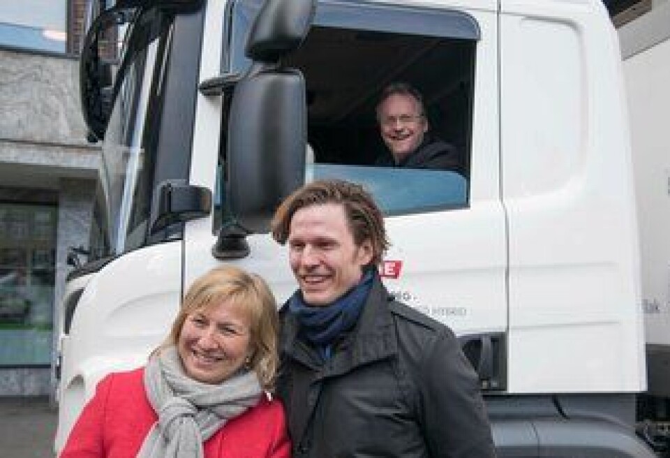 BYRÅDSLEDER: Raymond Johansen fikk prøve den nye hybridlastebilen en liten tur rundt rådhuskvartalet. Tines Aniela Gjøs og Pär Landen fra Scania måtte stå igjen.