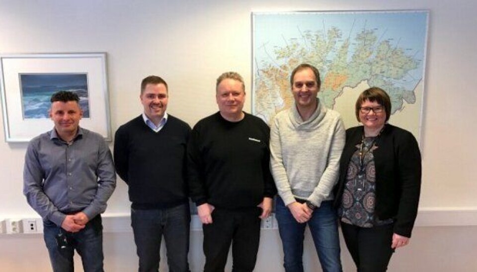 Nye femårskontraktene signert i Alta. Fra venstre: Kurt Eriksen (Statens vegvesen), Knut Bakkemo (NCC), Per William Hermansen (Kautomaskin), Jan Nilsen (Mesta) og Oddbjørg Mikkelsen (Statens vegvesen).
