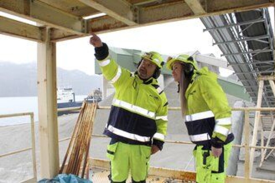 Driftsleder Per Thu ved Helle sandtak forklarer hvordan arbeidsoppgavene skal løses.