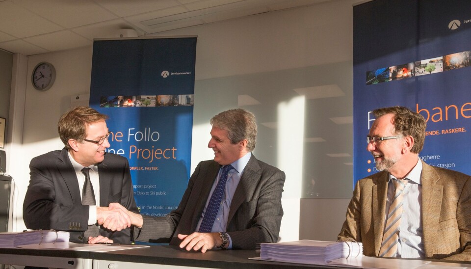 Bilde fra desember 2015, da Gunnar Løvås fra Jernbaneverket (til venstre) tok Duccio Astaldi fra Condotte i hånda og forseglet signeringen, med prosjektdirektør Erik Smith til høyre.