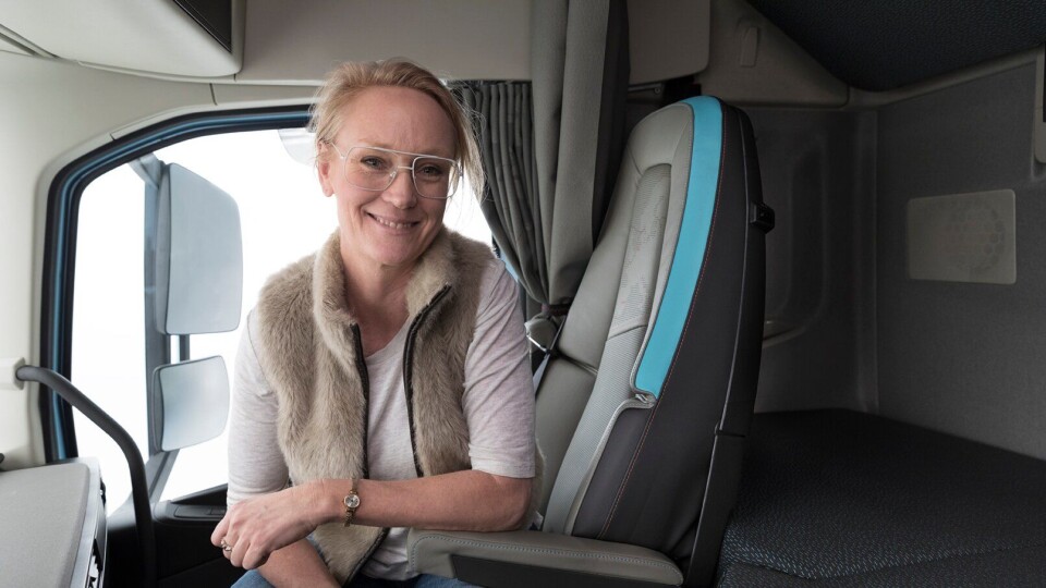 - Vi har laget en lastebil for eiere og sjåfører som er stolte av yrket sitt og bilen sin, og som ønsker det beste av det beste, sier Helene Fredäng, Surface Material Expert, fra Volvo Trucks.