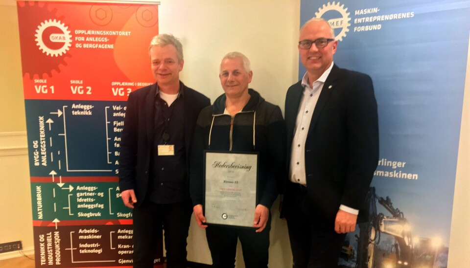 Fra venstre: Torbjørn Mjelstad (Fagopplæringssjef i Hordaland fylkeskommune), Rune Rivenes (Rivenes AS), Paul Olaf Baraas (Regionsjef i MEF Region vest)