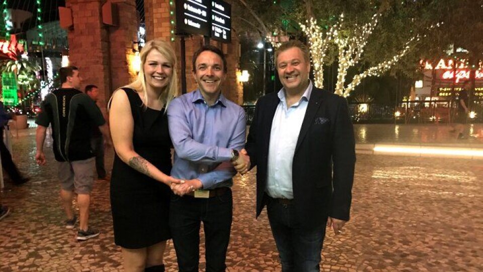 Hanne og Kai Roger handlet gravemaskin av Nasta-selger Øystein Myrhaug (midten) i Las Vegas. Dagen etter giftet de seg i et Wedding Chapel.