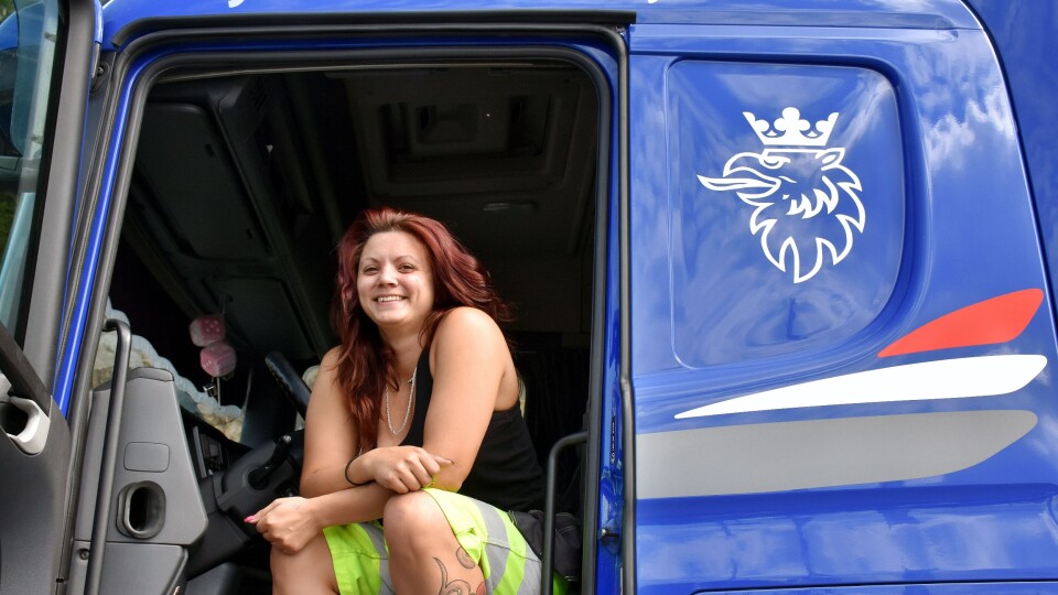 Jannike Rasmussen (27) har kjørt vogntog i tre år. På den tiden har hun tilbakelagt ca. 300.000 kilometer og bare opplevd ett uhell.