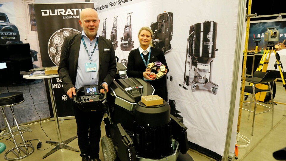 Claus Brucker og Ulrika Sköld i Normann Olsen Maskin viser den nye gulvsliperen fra HTC. På maskinen er en bit slipt betong med helt glatt overflate. Man kan legge membran direkte på den slipte overflaten.