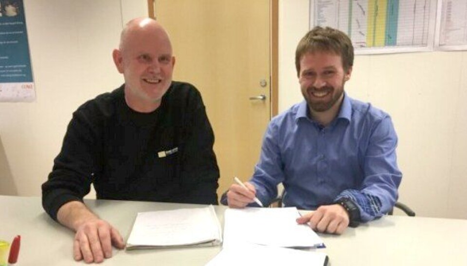 Anders Nordahl (t.v.) fra firmaet Brødrene Nordahl AS og Anders Aamodt fra Statens vegvesen undertegnet onsdag 22. februar kontrakten om bygging av gang- og sykkelvei langs Odalsveien.