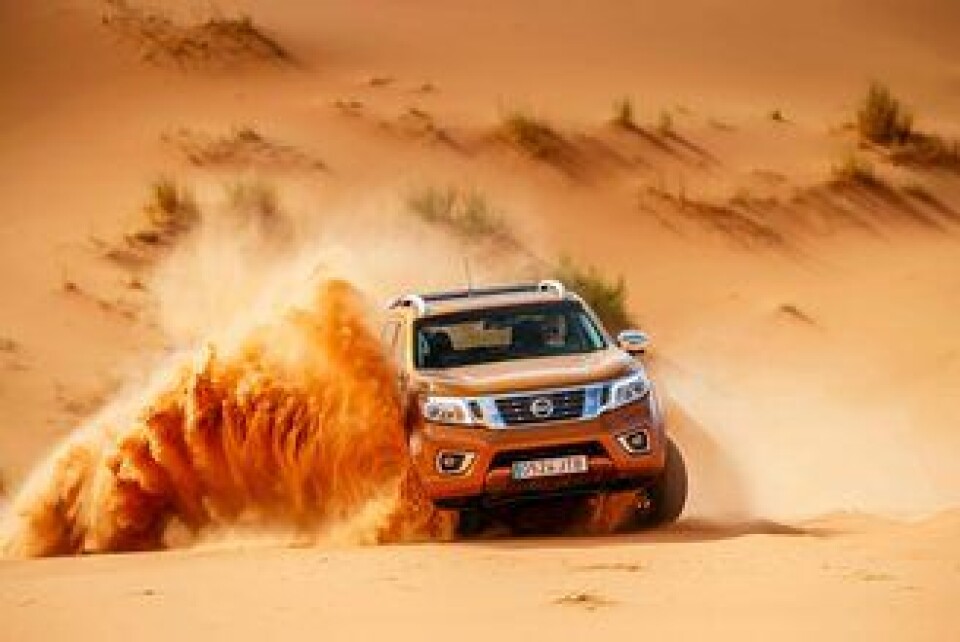 SAND: Å kjøre i snø er vanskelig. Å kjøre i sand skulle vise seg like vanskelig da Nissan inviterte til ørkenkjøring med Navara.