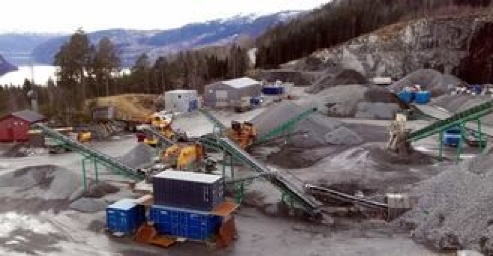 Pukkverket ligger idyllisk til med utsikt over Faleidfjorden ved riksvei 15 mellom Stryn sentrum og Hornindalsvatnet.