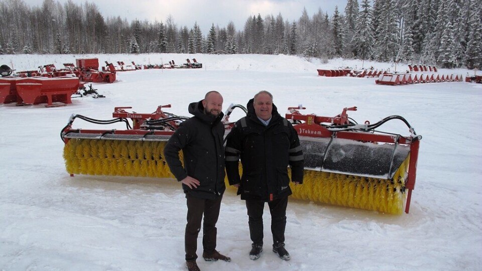 Finn Kristian Tokvam, daglig leder i Tokvam AS (t.v.) og Per Hellman, som har arbeidet med feiekoster gjennom mange år, har store forhåpninger til det nye produktsegmentet til Tokvam.