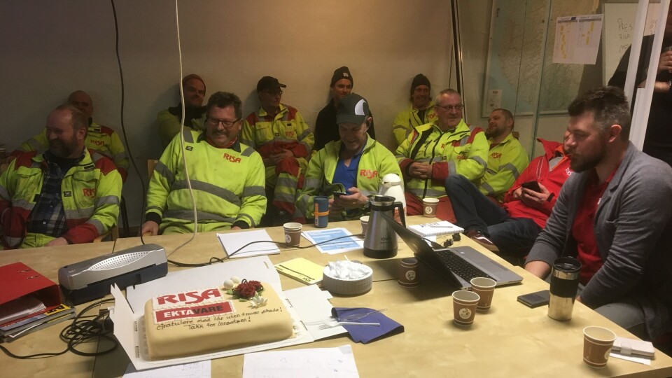 Uke 6 feriet alle Risa-ansatte den gode skadestatistikken med kake. Her fra lagmøte i Stavanger-kontrakten.