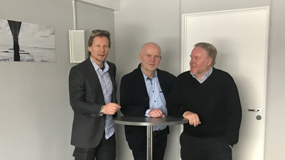 Fra venstre: Joh Einar Solhaug, ny adm. direktør i NOM Holding AS, Claus Brucker, salgsdirektør Normann Olsen Maskin AS og Petter Dancke, adm. dirirektør i Normann Olsen Maskin AS.