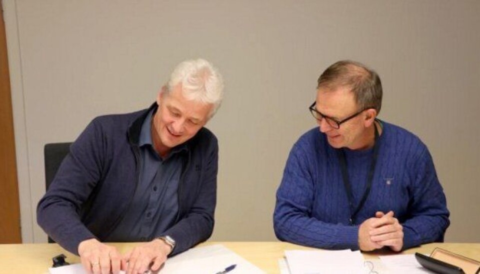 Arne Iversen, seksjonsleder Vegseksjonen i Vegavdeling Sør-Trøndelag (t.v.) og Dag Søbstad, daglig leder i Søbstad AS, inngår kontrakt om bygging av ny fylkesvei 704 fra Trondheim til Klæbu.