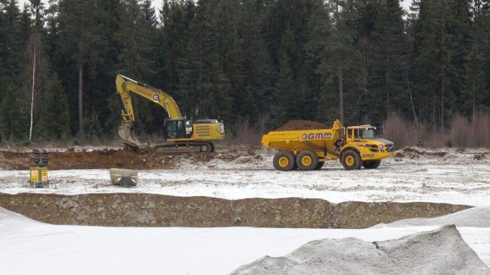 Begge disse maskinene jobber nå fjernstyrt like ved Oslo Lufthavn Gardermoen. Volvo-dumperen er også utstyrt for autonom kjøring, den første av sitt slag i hele verden.