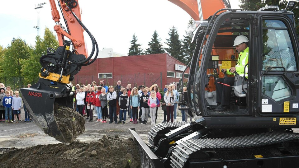 Byråd for næring og eierskap, Geir Lippestad (Ap), markerte første spadetak på Lambertseter flerbrukshall med en Hitachi ZX135 US gravemaskin. Byråd for næring og eierskap, Geir Lippestad (Ap), markerte første spadetak på Lambertseter flerbrukshall med en Hitachi ZX135 US gravemaskin.