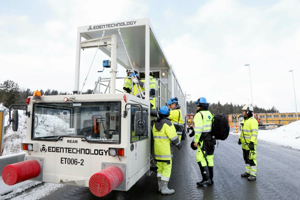 MANNSKAPSBILEN: Slike biler benyttes til transport av mannskap ned og opp fra tunnelene. Det er førerhus i begge ender av bilen.