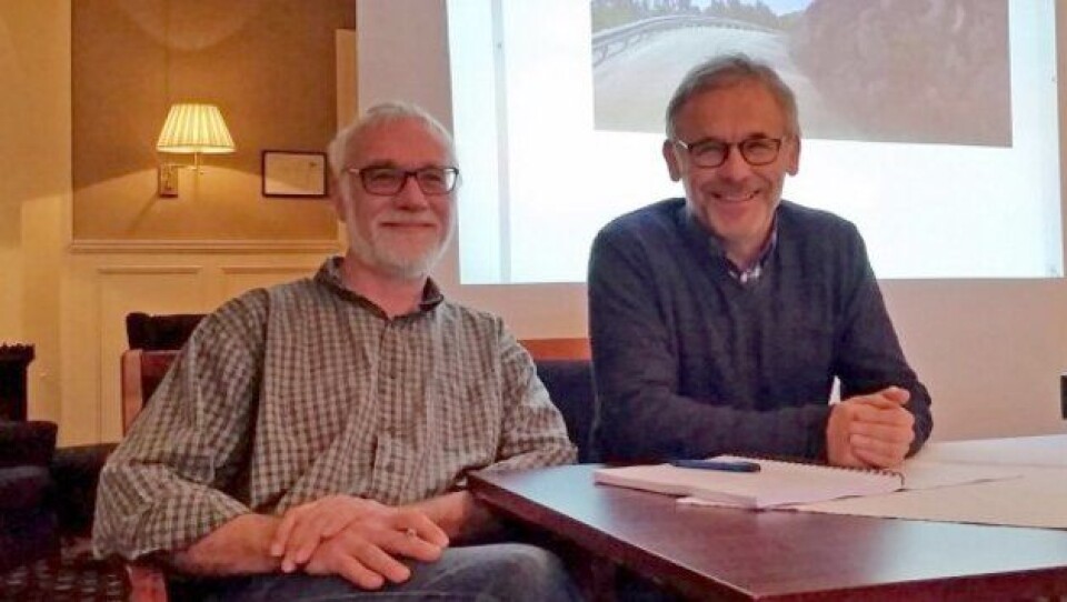 Byggeleder Per Gevik i Statens vegvesen (t.v.) og prosjektleder Jon Sellæg i Røstad Entreprenør AS signerte kontrakten om utbedring av fylkesvei 193 fra Verrabotn til Meltingen.