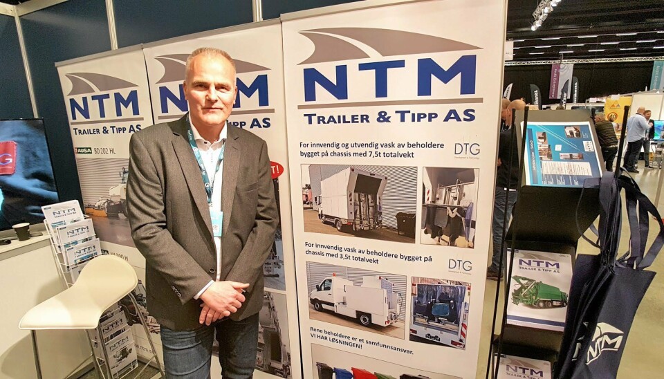 Selger Per Fjeldsbø hos NTM Trailer & Tipp AS på stand under Arctic Entrepreneur 2017 på Gardermoen i januar.
