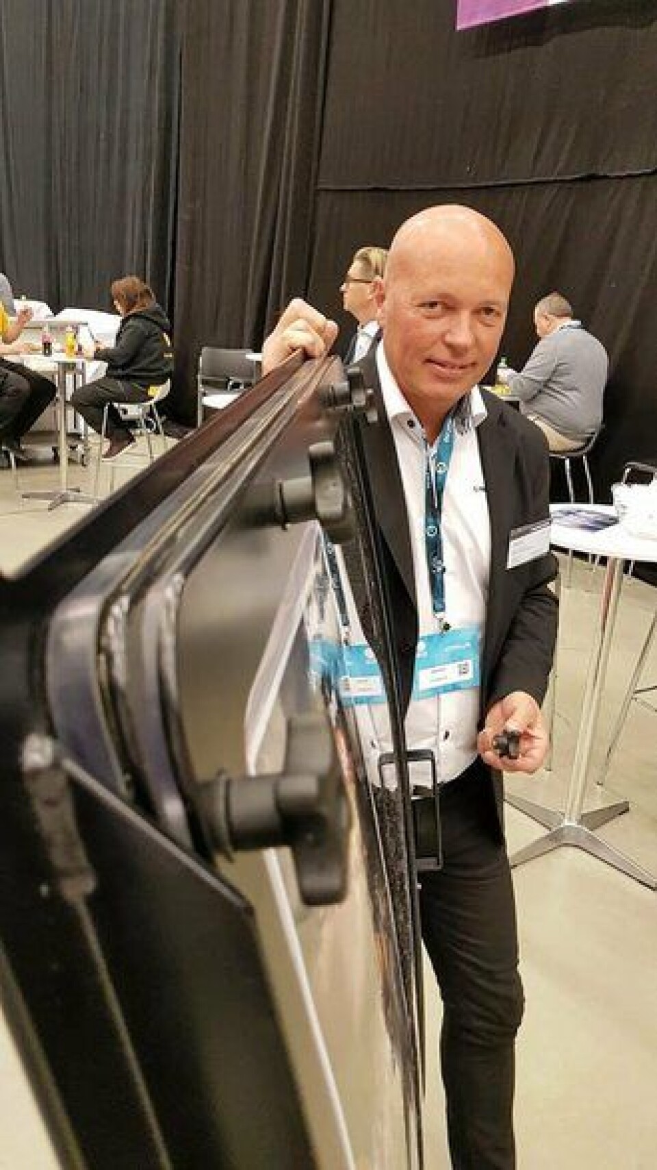 Adm. direktør i Hammerglass AB, Bengt Nilsson, på Arctic Entrepreneur på Gardermoen 18. januar 2017. På bildet viser han det 4 mm tykke offerglasset som er festet med ti skruanordninger.