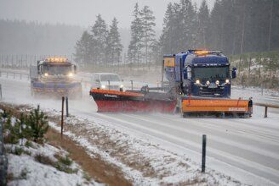 BREDT: Med frontplog og sideplogen rydder Kjell Sveiven 7,5 meter i bredden med en bil. Bilen bak tar siste rest ut på skulderen.