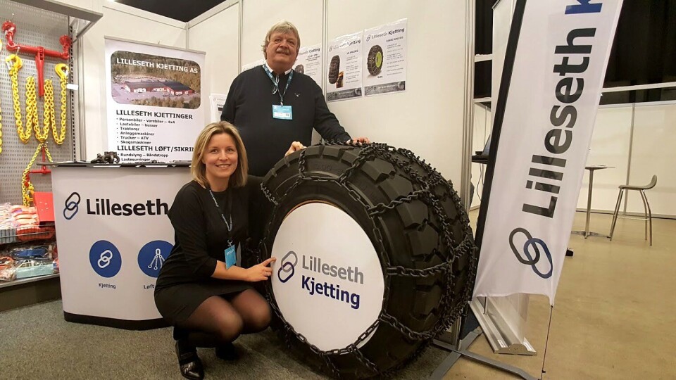 Stine Lilleseth og Knut Arne Lilleseth med nye 10.00-20 tvilling på Arctic Entreprenør 2017.