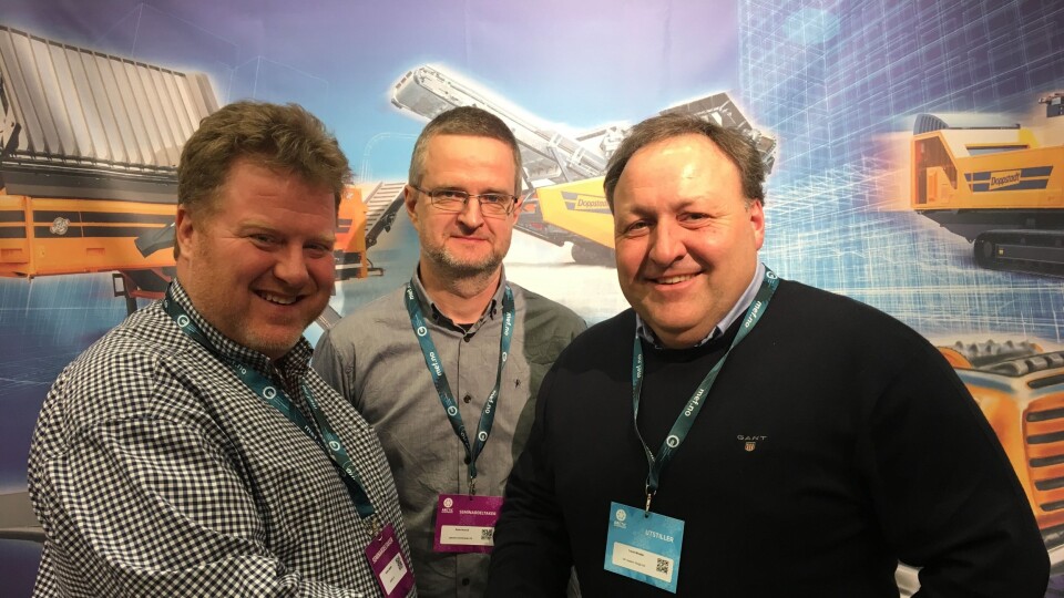 Bilde fra venstre: Nicolai Jakhelln, Rune Roxrud (begge Jakhelln) og Trond Wolden fra Doppstadt-representant OP System Norge AS.