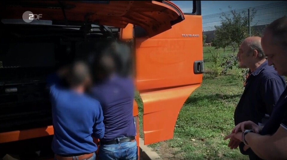 I ZDF-reportasjen viser rumenske sjåfører stolt fram juksesystemet mens de tror at de ikke blir filmet. Skjermdump: ZDV