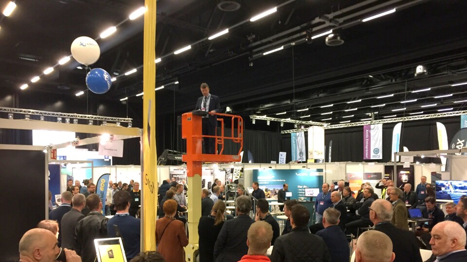 Arnstein Repstad åpnet Arctic Entrepreneur 2017 fra en lift i utstillingshallen i The Qube ved Gardermoen.