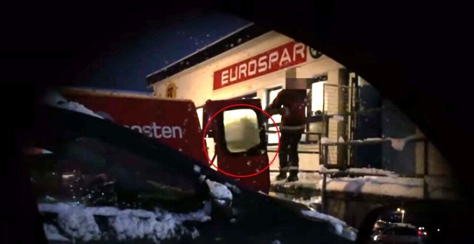 Her pælmer postmannen pakkene inn i bilen