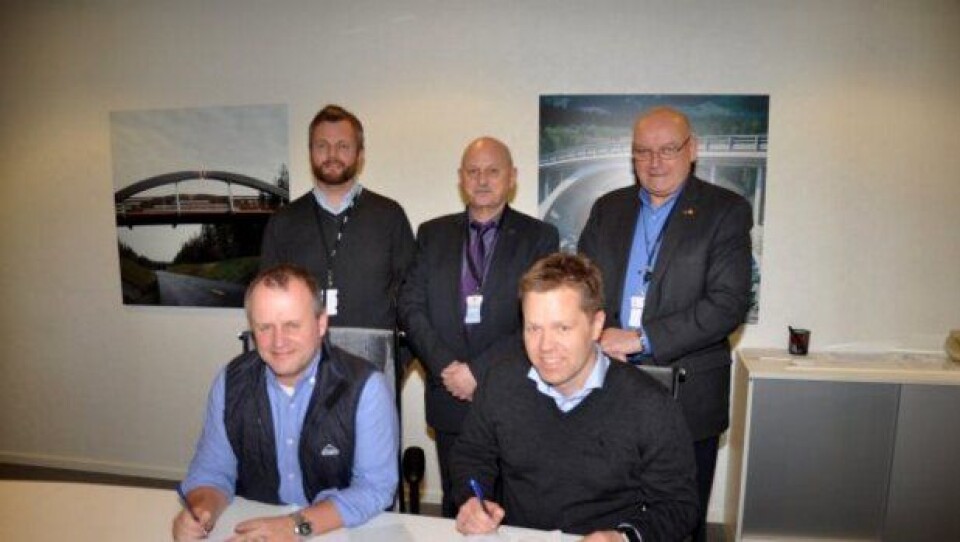 Kontrakten på fv. 282 Bjørnstjerne Bjørnsons gate i Drammen signert av prosjektleder Tom Hedalen (t.v.) i Statens vegvesen og direktør drift i Isachsen, Anders Høiback. Bak f.v: Byggeleder Thomas Holst i Statens vegvesen, fylkesordfører Roger Ryberg og direktør i vegavdeling Buskerud Hans Jan Håkonsen.