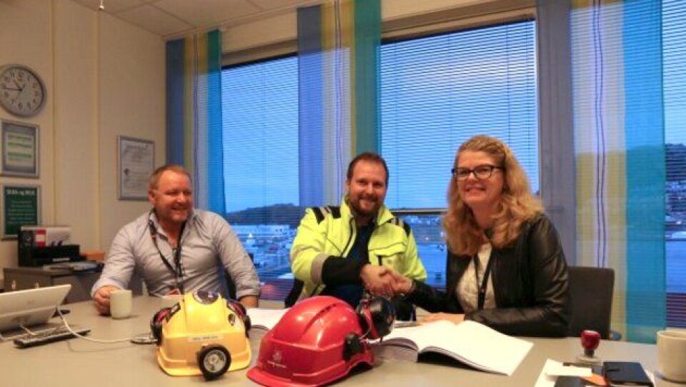 Statens vegvesen har signert kontrakt med Implenia Norge AS om drift og vedlikehold av ferjekaiene i Nord-Norge. Fra venstre: Anleggsleder Kjell Arne Wika og prosjektsjef Bård Kristian Flore fra Implenia og Anne Grethe Olsen, avdelingsdirektør i Statens vegvesen.